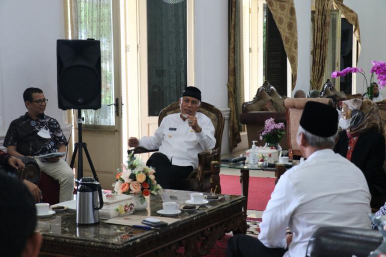 Ketua dan anggota KPU Sumbar saat audensi dengan Gubernur Mahyeldi terkait persiapan pelaksanaan pemilu serentak 2024 di rumah dinas gubernur, Jumat (4/2). (Dok : Istimewa)