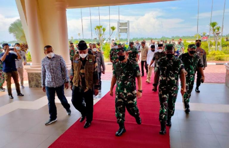 Saat KSAD Jenderal TNI Dudung Abdurachman disambut Gubernur Sumbar, Mahyeldi dan Wagub Audy Joinaldy di ruangan VIP BIM, Minggu (27/2). (Dok : Istimewa)