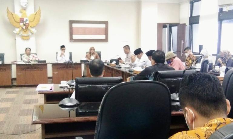 Sekretaris DPRD Sumbar, Raflis saat menerima rombongan DPRD Bengkulu di ruang sidang khusus, Jumat (4/2). (Dok : Istimewa)