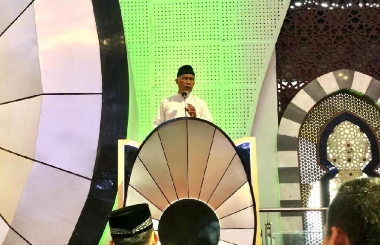 Gubernur Sumbar, Mahyeldi sampaikan sambutan saat peringati Isra' dan Miraj tahun 2022, di Masjid Raya Sumbar, Senin subuh (28/2). (Dok : Istimewa)