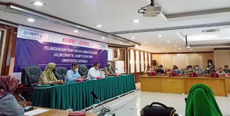 Rektor Unand, Prof Yuliandri, didampingi Wakil Rektor I, Prof Masyurdin dan Sekretaris PMB, Sofian saat jumpa pers penerimaan mahasiswa baru di ruang rektorat kampus tersebut, Rabu (2/2). (Dok : Istimewa)