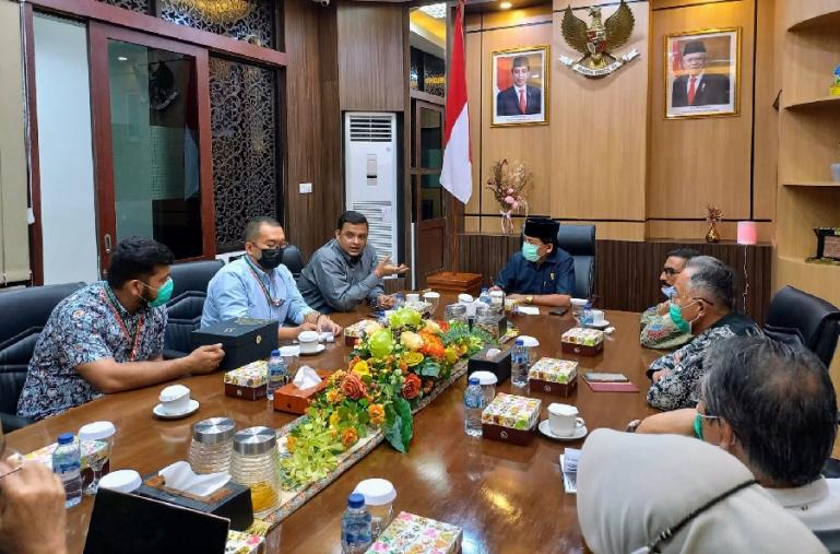Wakil Ketua DPRD Sumbar, Suwirpen ketika menerima kunjungan Konjen India, Subham Singh di DPRD Sumbar, Kamis siang (17/2). (Dok : Istimewa)