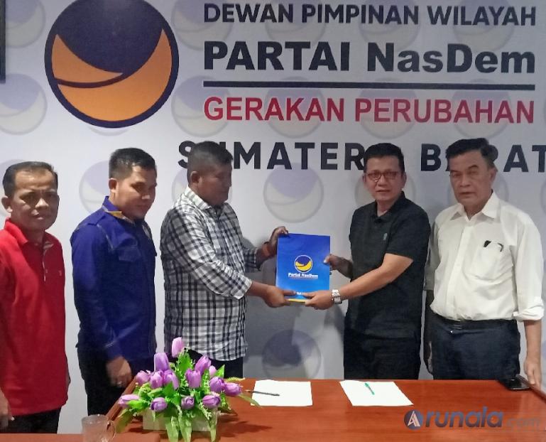 Wakil Ketua DPP GARPU, M Raja Sihotang secara simbolis serahkan mandat ketua DPW GARPU Sumbar kepada Sekretaris DPW NasDem Sumbar, Musmaizer Dt Gamuak di kantor DPW, Rabu (17/2). (Foto : Arzil)