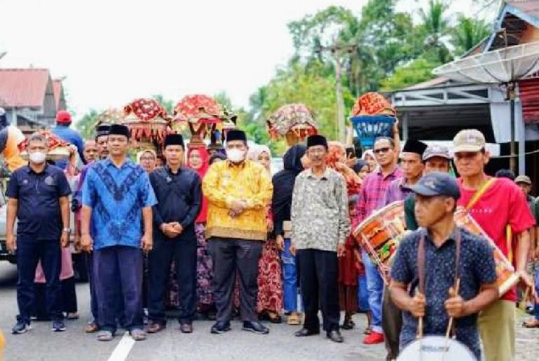 Bupati Padangpariaman, Suhatri Bur, dan rombongsn hadiri acara adat di  Korong Koto Tinggi Nagari Gunuang Padang Alai Kecamatan V Koto Timur, Kamis (10/2). (Dok : Istimewa)