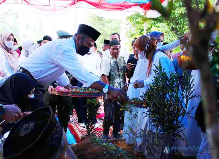 Ketua DPRD Kabupaten Dharmasraya, Pariyanto tabur bunga di makam almarhum Wakil Bupati Dasril Panin Dt Labuan, Senin (14/2). (Foto : Anto)