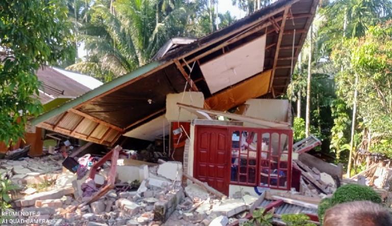 Salah satu rumah warga di Nagari Kajai, Kajai, Kecamatan Talamau, Pasbar yang rusak karena guncangan gempa pada Jumat pagi (25/2). (Dok : Istimewa)
