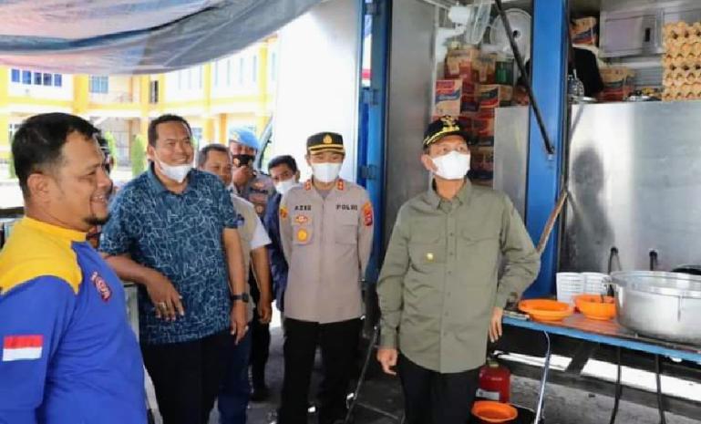 Wali Kota Pariaman, Genius Umar dan rombongan melihat dapur umum yang siapkan pemko untuk para korban selamat di tempat penampungan di Pasbar, Sabtu (26/2). (Dok : Istimewa)