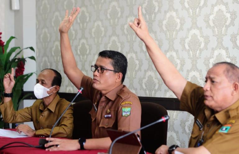 Sekkab Padangpariaman, Rudy Repenaldi Rilis bersama staf ahli gubernur, Syafrizal Ucok saat rapat percepatan pembangunan jalan Tol, Senin (14/2). (Dok : Istimewa)