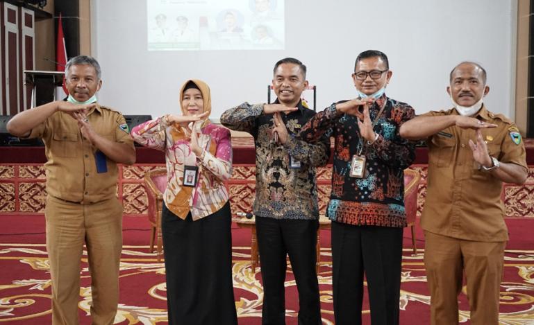 Kadis Kominfo Pessel, Junaidi bersama pihak BPS Pessel dalam launching aplikasi Aplikasi Pesisir Selatan Dalam Genggaman tersebut, di Painan, Selasa (22/2). (Dok : Istimewa)