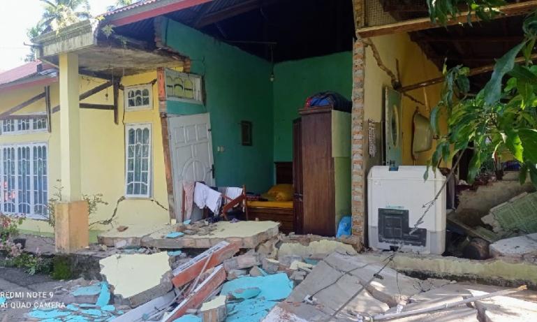 Rumah warga yang rusak berat setelah diguncang gempa di Pasbar, Jumat (25/2). (Dok : Istimewa)