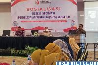 Ketua Bawaslu Sumbar, Surya Efitrimen saat berikan sambutan saat buka sosialisasi SIPS 3.0 di Padang, Kamis (24/2). (Foto : Arzil)