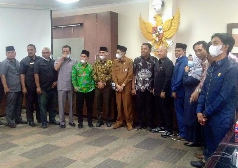 Rombongan Bamus DPRD Pessel bersama Sekretaris DPRD Sumbar, Raflis seusai pertemuan. (Dok : Istimewa)