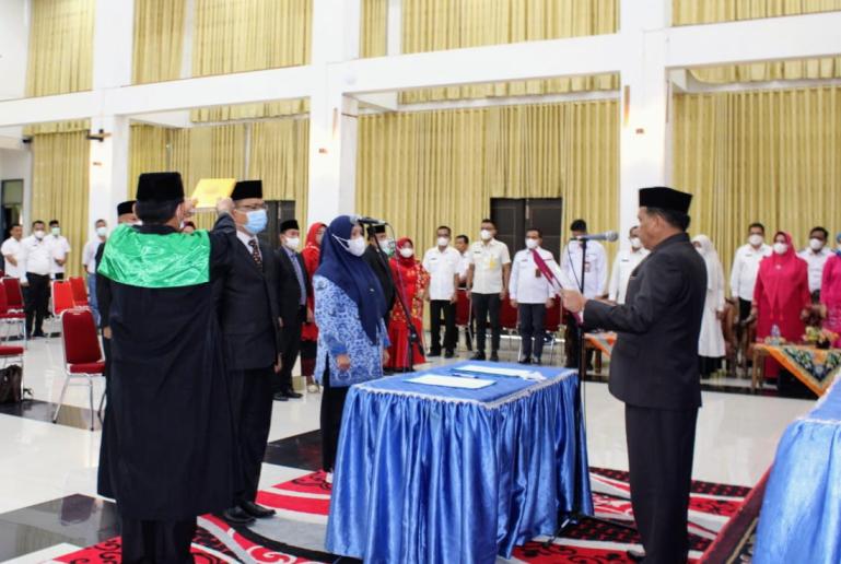 Wabup Rahmang melantik para pejabat eselon yang ada dilingkup Pemkab Padangpariaman, Rabu (2/2). (Dok : Istimewa)