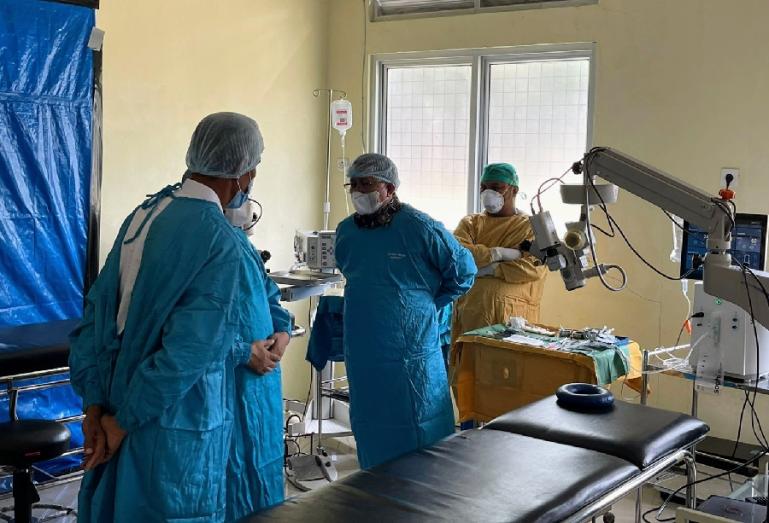 Wabup Rahmang meninjau ruang operasi katarak yang dilaksanakan FDOK Unand di Puskesmas Sungai Limau Nagari, Sabtu pagi (12/2). (Dok : Istimewa)