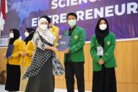 Refa Rahmaddiansyah bersama tim saat menerima penghargaan usai memenangkan kompetisi Asean Innovative Science Enviroment and Enterpreneur Fair 2022 yang diadakan di Undip Semarang beberapa waktu lalu. (Dok : Istimewa)