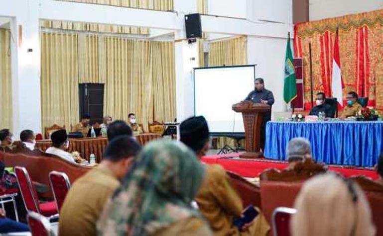 Bupati Padangpariaman Suhatri Bur membuka kegiatan forum konsultasi publik rancangan awal RKPD 2023 itu hall kantor bupati setempat, Selasa (8/2). (Dok : Istimewa)