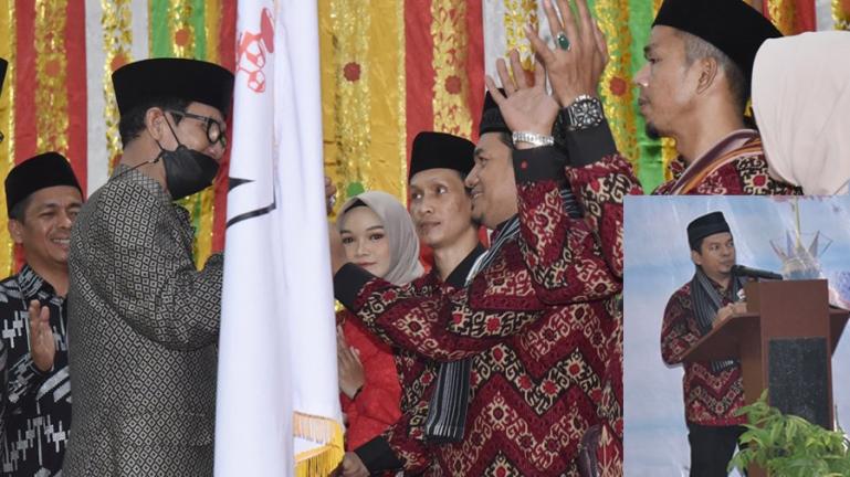 Ketua DPD PKDP Kampar terpilih, Royswan saat menerima panji PKDP dari Ketua DPW PKDP Riau, Herman Nazar, Jumat malam (18/2). (Dok : Istimewa)