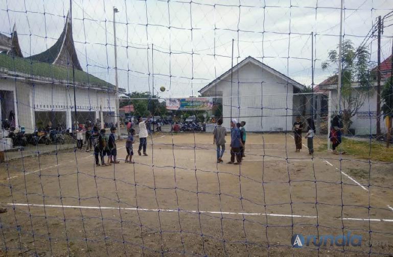Terlihat anak-anak yang ada di pengungsian sedang bermain bersama. Lokasi yang mereka tempat itu merupakan salah satu dari 35 titik pengungsian di Pasbar pascagempa, Sabtu (26/2). (Foto : Derizon)