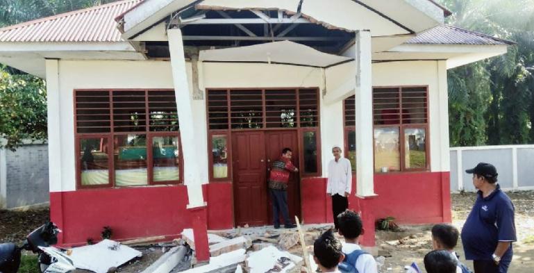 Salah satu bangunan sekolah dasar yang alami kerusakan akibat gempa bumi di Pasbar yang terjadi beberapa kali, Jumat (25/2). (Dok : Istimewa)