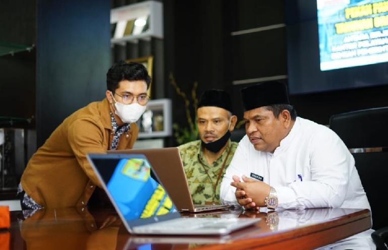 Bupati Padangpariaman, Suhatri Bur saat melaporkan SPT pribadinya kepada petugas Pajak, Jumat (11/2). (Dok : Istimewa)