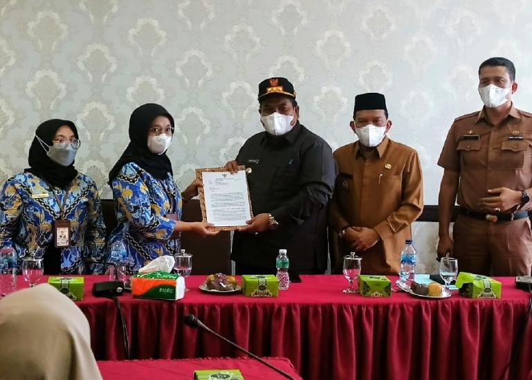 Bupati Padangpariaman, Suhatri Bur menerima hasil penilaian Ombudsman Sumbar 2021 di ruang rapat Sekkab kantor bupati setempat, Selasa (8/2). (Dok : Istimewa)