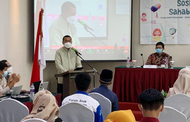 Wakil Gubernur Sumbar, Audy Joinaldy yang membuka sosialisasi internet pintar sahabat anak di DP3AP2KB) Sumbar, Jumat siang (25/2). (Dok : Istimewa)