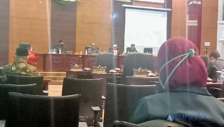 Ketua DPRD Sumbar, Supardi dan Gubernur Mahyledi Ansharullah serta unsur pimpinan dewan yang lain saat pimpin rapat paripurna penetapan Perda Perpustakaan, Jumat (11/2). (Foto : Arzil)