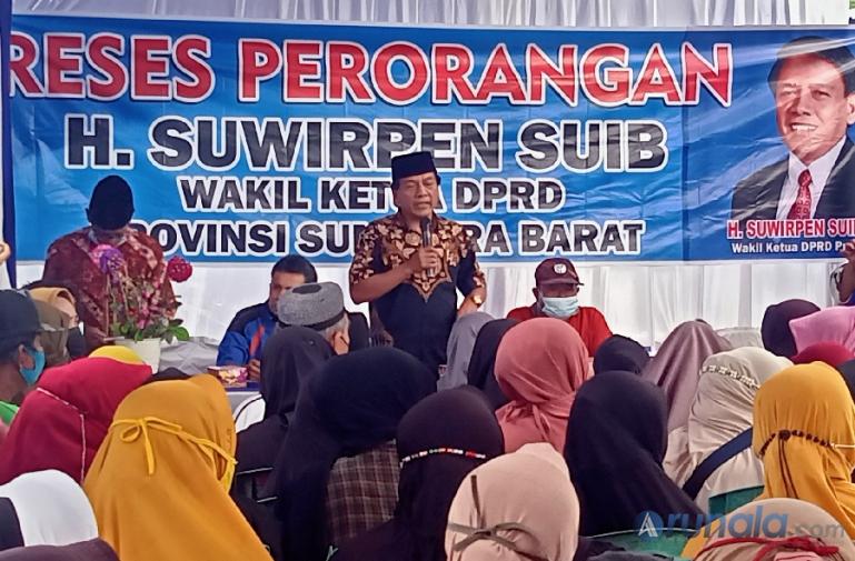 Wakil Ketua DPRD Sumbar yang juga politisi Demokrat Sumbar, Suwirpen Suib saat reses perorangan dengan masyarakat Kelurahan Pampangan, Kota Padang, Rabu (16/2). (Dok : Arzil)