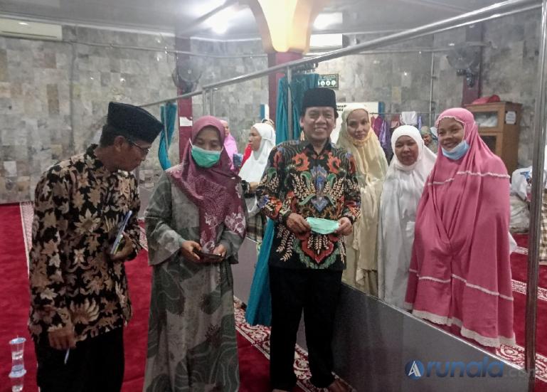 Wakil Ketua DPRD Sumbar, Suwirpen Suib bersama Lurah Bandar Buat, Sri Utari berdialog dengan warga setempat saat reses dapil, Kamis malam (17/2). (Foto : Arzil)