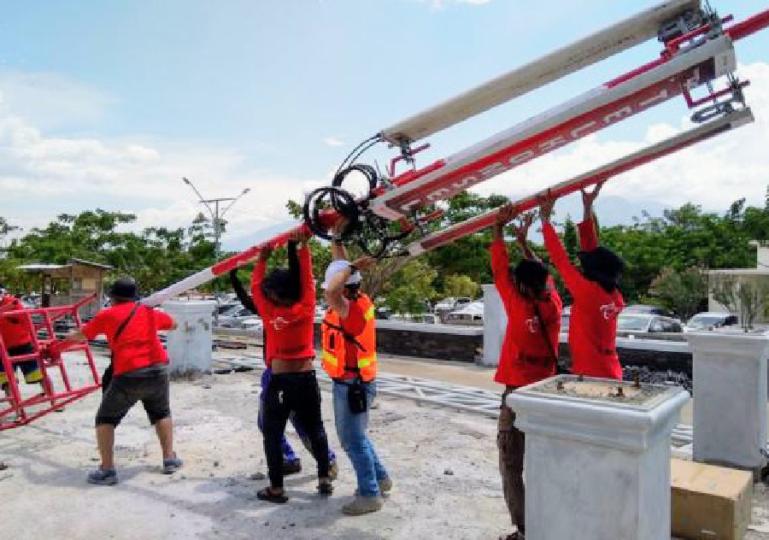 Petugas dari Telkomsel sedang perbaiki jaringan yang rusak. Hal yang sama dilakukan di Pasbar pascagempa kuat pada Jumat (25/2). (Dok : Istimewa)