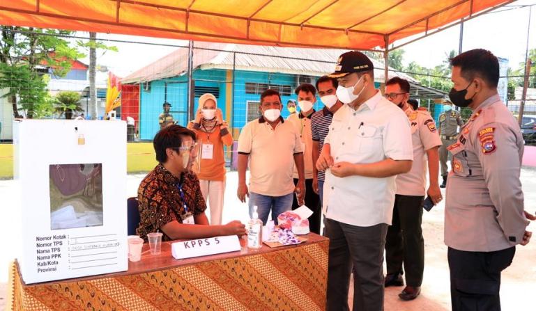 Wakil Wali Kota Mardison Mahyuddin saat tinjua proses tahapan pilkades di Kecamatan Pariaman Selatan, Sabtu (12/2). (Dok : Istimewa)