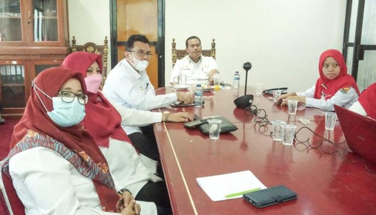 Sekko Pariaman, Yota Balad  saat vidcon Kemendagri di ruang kerjanya, Selasa (23/2). (Dok : Istimewa)