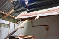 Atap rumah salah seorang warga yang jebol akibat gempa bumi di Pasbar, Jumat (25/2). (Dok : Istimewa)