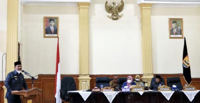 Wawako Pariaman, Mardison Mahyuddin saat beri jawaban atas pandangan fraksi di DPRD tentang tiga ranperda yang akan dibuat, Selasa (22/2). (Dok : Istimewa)