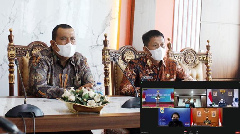 Wakil Wali Kota Pariaman, Mardison Mahyuddin bersama Asisten II, Elfis Candra saat zoom metting dengan Menko PMK, Muhadjir Effendy, Kamis (3/2). (Dok : Istimewa)