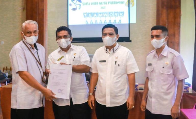 Asisten I Yaminurizal bersama Kepala BPS Kota Pariaman, Yuliandri saat lakukan FDG Satu Data Kota Pariaman, Rabu siang (9/2). (Dok : Istimewa)
