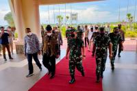 Disambut Mahyeldi-Audy dan Forkompimda: KSAD Dudung Kunjungi Korban Gempa Nagari Kajai Pasbar