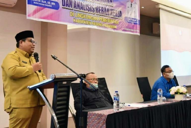 Bupati Suhatri Bur saat membuka kegiatan Evaluasi dan Penyusunan Anjab - ABK di salah satu hotel di Kota Padang, Senin siang (28/3). (Dok : Istimewa)