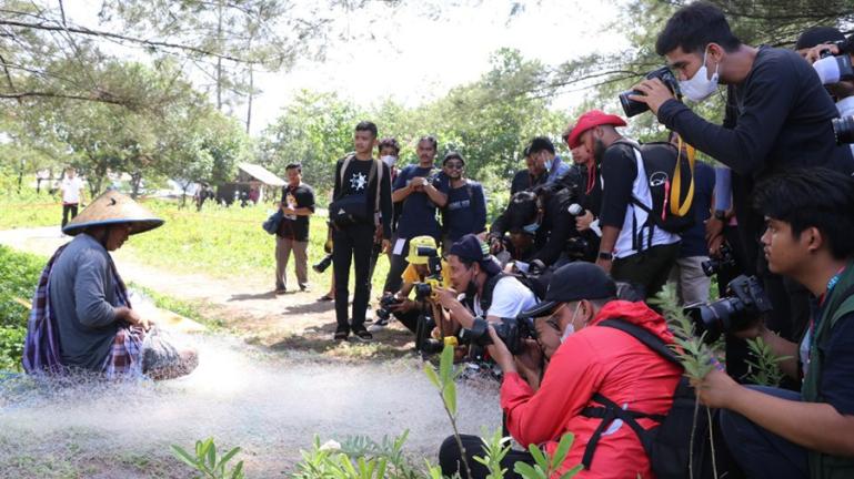 Para fotografer sedang memotret objek difotonya dalam ajang Pariaman Photography Contest Friendship 2022, di salah satu kawasan pantai di Kota Pariaman, Rabu (23/3). (Dok : Istimewa)