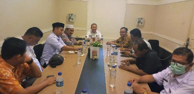 Kepala  Badan Kesbangpol Sumbar, Jefrinal Arifin, saat pertemuan dengan pengurus FKPT Sumbar yang baru, Rabu (2/3). (Dok : Istimewa)