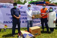 Manager of Finance & Hr, AP 2 BIM, M Ikhbar Sungkar saat serahkan bantuan perusahaannya untuk korban gempa di Pasaman, Rabu (2/3). (Dok : Istimewa)