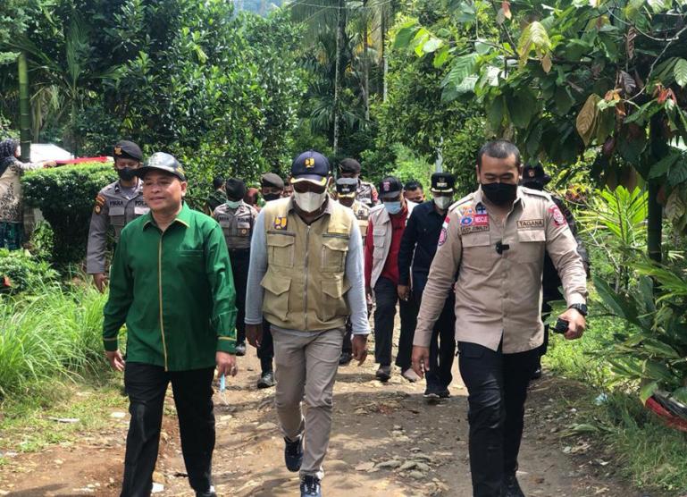 Wagub Audy Joinaldy, didampingi Wabup Pasaman, Sabar AS dan lainnya tinjuan titik pengungsian korban yang terdampak gempa di kabupaten itu, Sabtu (5/3). (Dok : Istimewa)