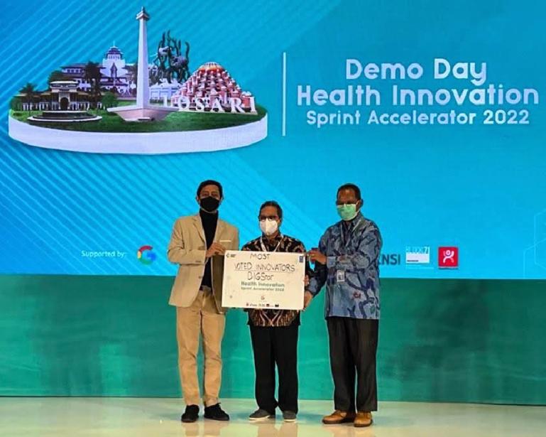 Direktur Umum, SDM dan Pendidikan RSUP Dr M Djamil Dr dr Dovy Djanas SpOG KFM saat menerima penghargaan Most Voted Innovators untuk inovasi BIGStar pada Demo Day 