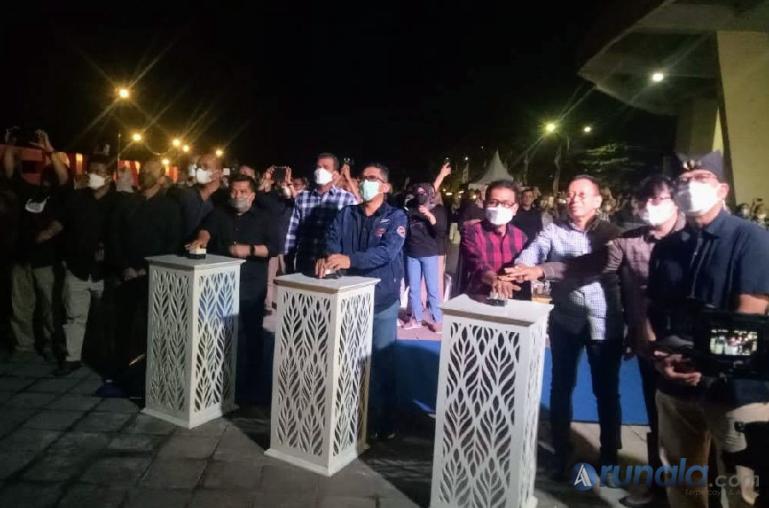 Dirut BN, Muhamad Irsyad dan direksi lainnya bersama Wali Kota Padang, Hendri Septa memencet tombol pertanda diresmikannya tagline Padang Kota Tercinta, Sabtu (12/3) malam. (Foto : Fajril)