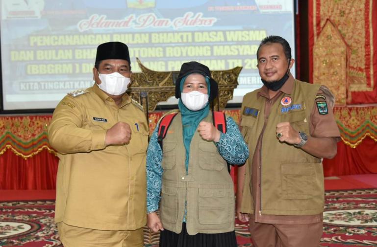 Bupati Padangpariaman Suhatri Bur didampingi Kepala pelaksana BPBD Budi Mulya mengukuhkan Ketua Tim Penggerak PKK Ny Yusrita Suhatri Bur sebagai Srikandi Siaga Tanggap Bencana (SI SIGAB), Senin (14/3). (Dok : Istimewa)