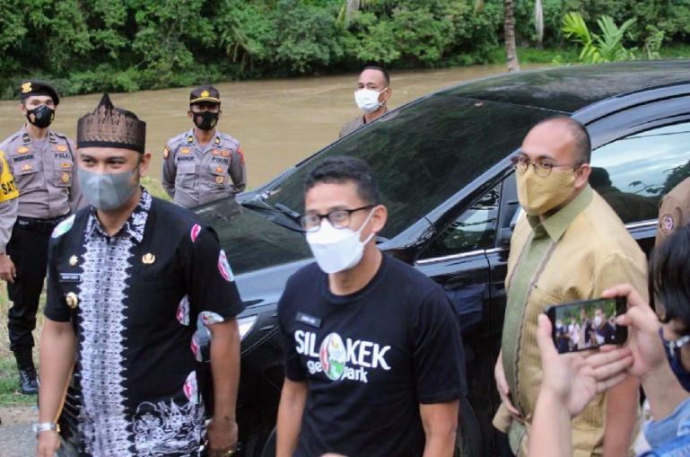 Bupati Sijunjung, Benny Dwifa bersama anggota DPR RI, Andre Rosiade saat dampingi Menparekraf, Sandiaga Uno ketika kunjungi geopark Silokek beberapa waktu lalu. (Dok : Istimewa)
