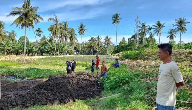 Kepala Desa Batang Tajongkek, Riko Herianto saat melihat pembuatan kolam ikan air tawar bagi desanya, Jumat (11/3). (Dok : Istimewa)
