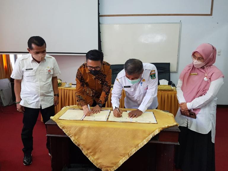 Kadis PMD Sumbar, Amasrul dan Rektor Unitas, Sepris Yonaldi tandatangani naskah MoU membantu Bumnag dalam SDM dan teknologi, Padang, Rabu siang (16/3). (Dok : Istimewa)