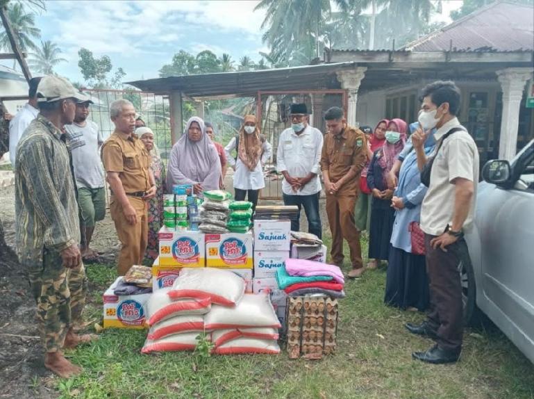 Dinsos P3A Padangpariaman saat serahkan bantuan tanggap darurat bagi warga yang rumahnya rusak diterpa angin kencang di Ulakan Tapakis, Senin (7/3). (Dok : Istimewa)