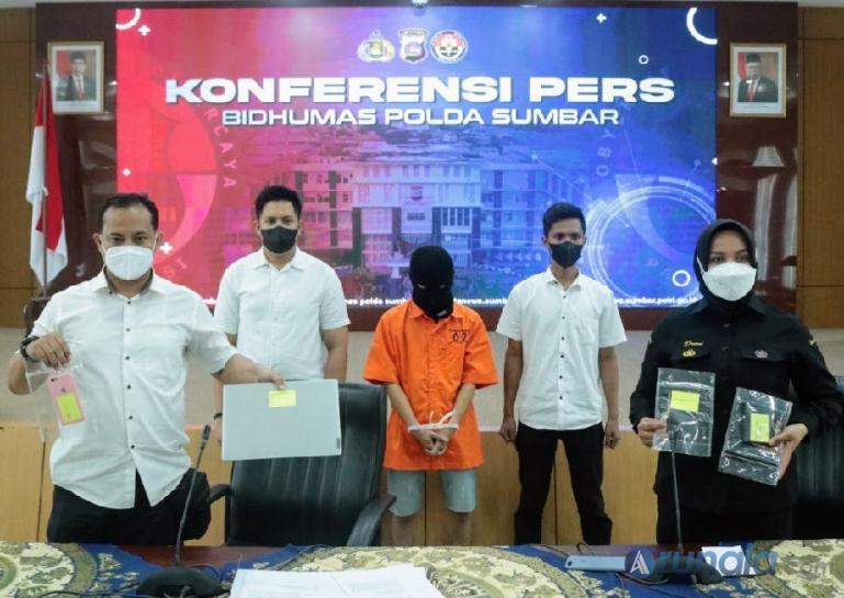 Kasubdit V Ditreskrimsus Polda Sumbar, Kompol Arie Sulistyo Nugroho, bersama anggotanya saat gelar konpres pelaku UU ITE di Mapolda Sumbar, Rabu (23/3). ( Foto : Derizon)